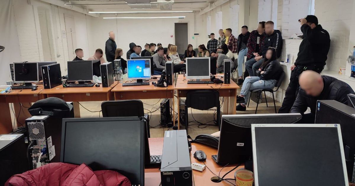 Типичный мошеннический колл-центр в Украине